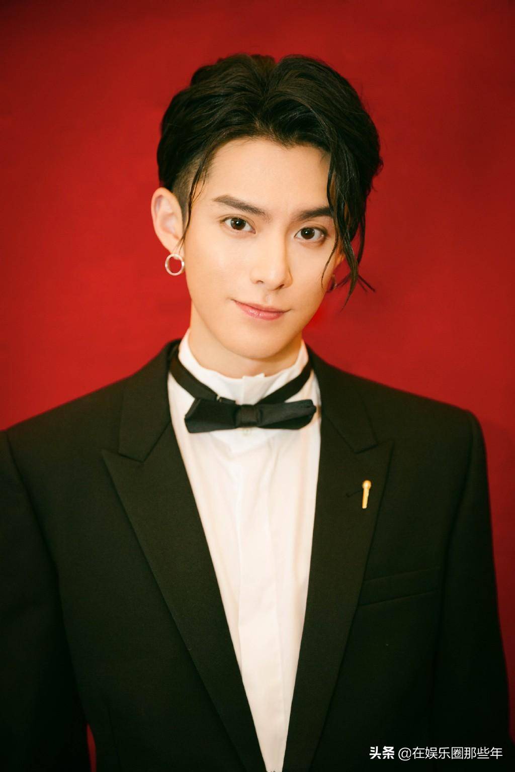 王鹤棣新剧《遇龙》定妆照,银发造型赞,不愧被称为空少校草_运气_节目