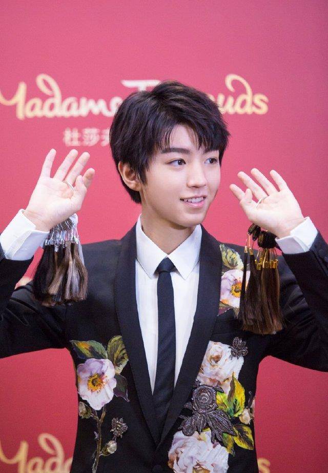 王俊凯入驻上海杜莎夫人蜡像馆,身穿花西装量身帅气无比_青春_照片