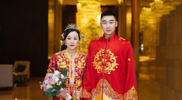 名将赵芸蕾拥有2块奥运金牌,退役嫁小3岁高大帅气老公女性楷模_洪炜