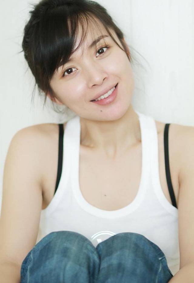 李佳:26岁嫁给富豪后分手,靳东的妻子,44岁的她一头白发略显老_事业