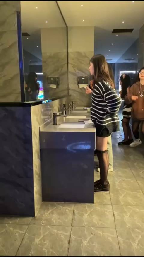 桂林一酒吧卫生间疑装双面镜能看到女厕洗手台,为何要如此设计？