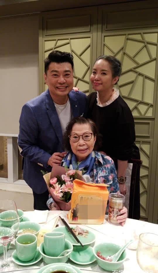 阮兆祥梅小惠江欣燕很有孝心一起带妈妈出来吃饭庆祝母亲节_几位_感情