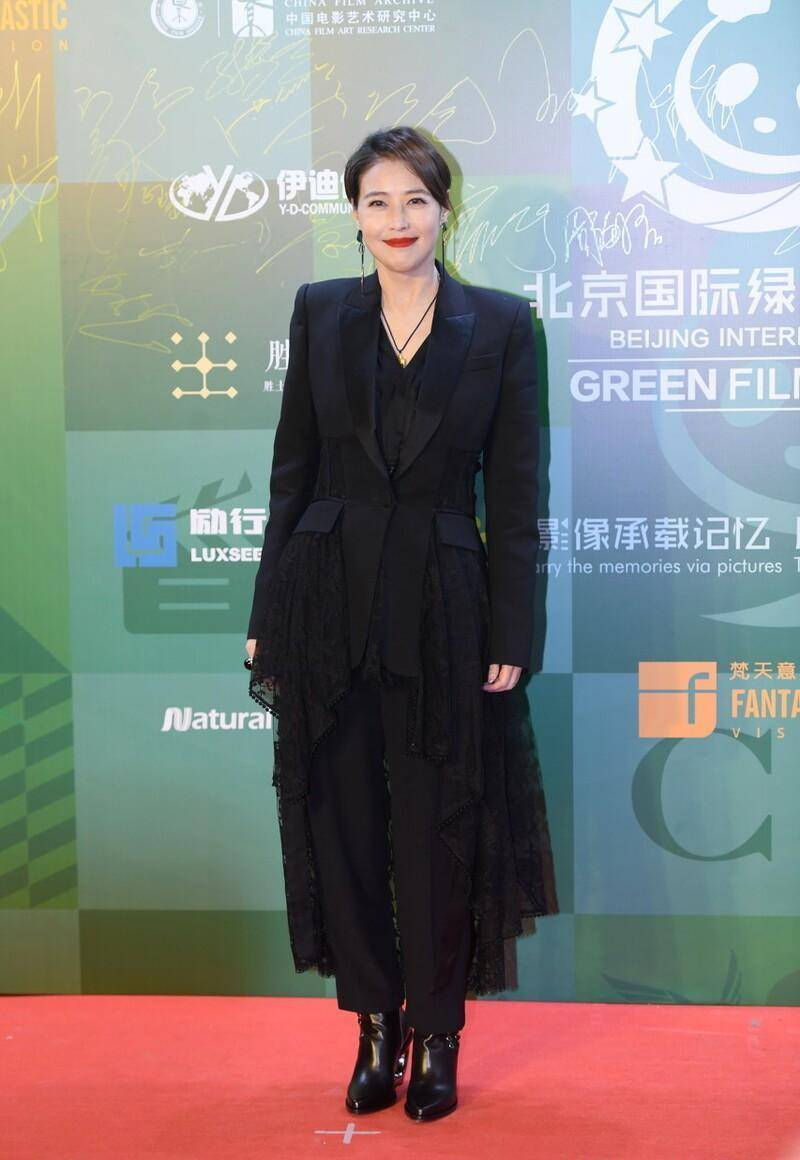 周海媚绿色电影节活动:西装时尚裙全身黑look,有型有款