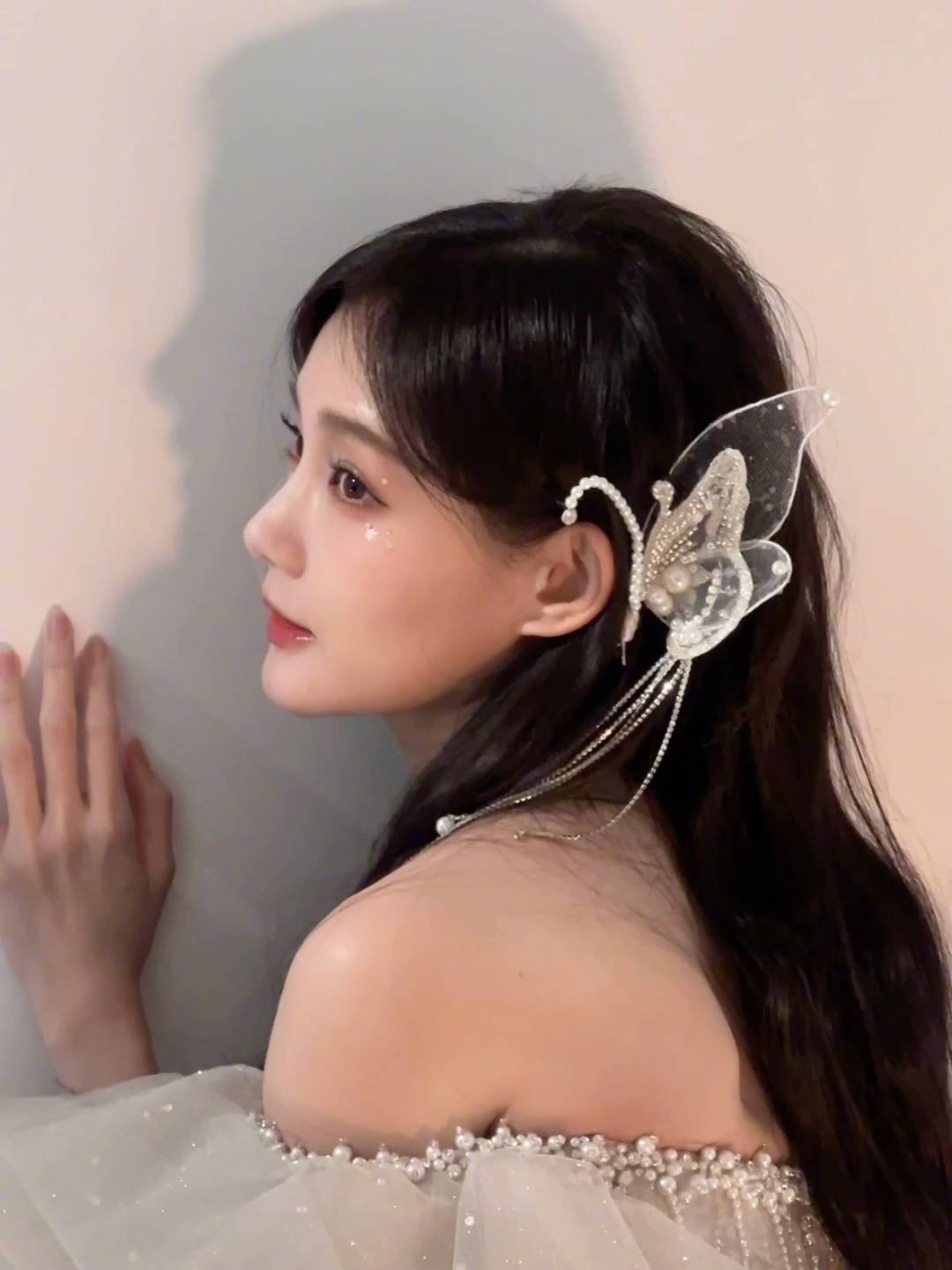 女星李一桐晒写真,朱唇一颗点樱桃,象美丽可爱的小精