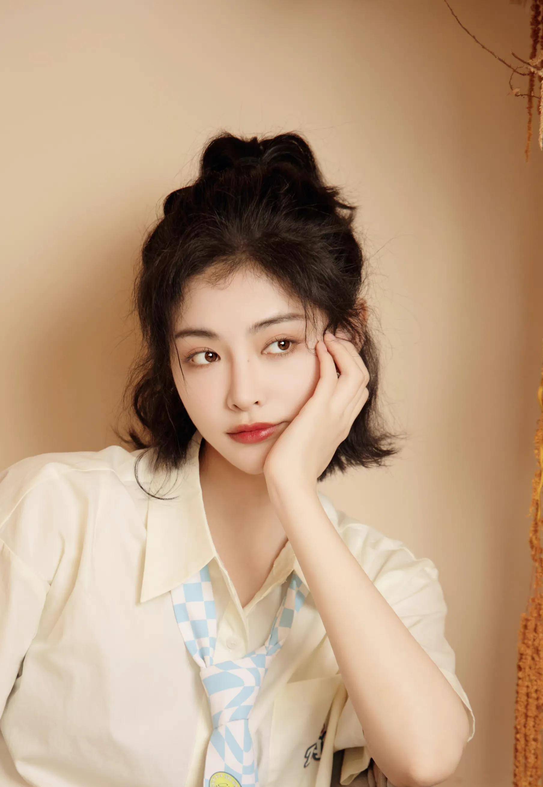 许佳琪27岁生日写真,在高冷酷飒御姐和清新元气学姐中切换自如_实力派