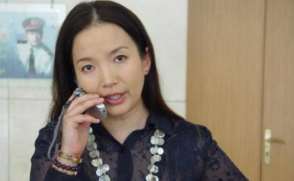 《龙年警官》,张丰毅饰演刑警队长傅冬,吕丽萍饰演傅冬的妻子孙岩