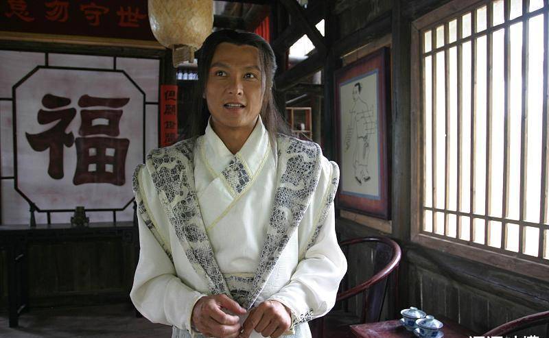 《龙飞相公》"雪精灵"沉隐多年,外出游玩却被偶遇,容颜震惊!