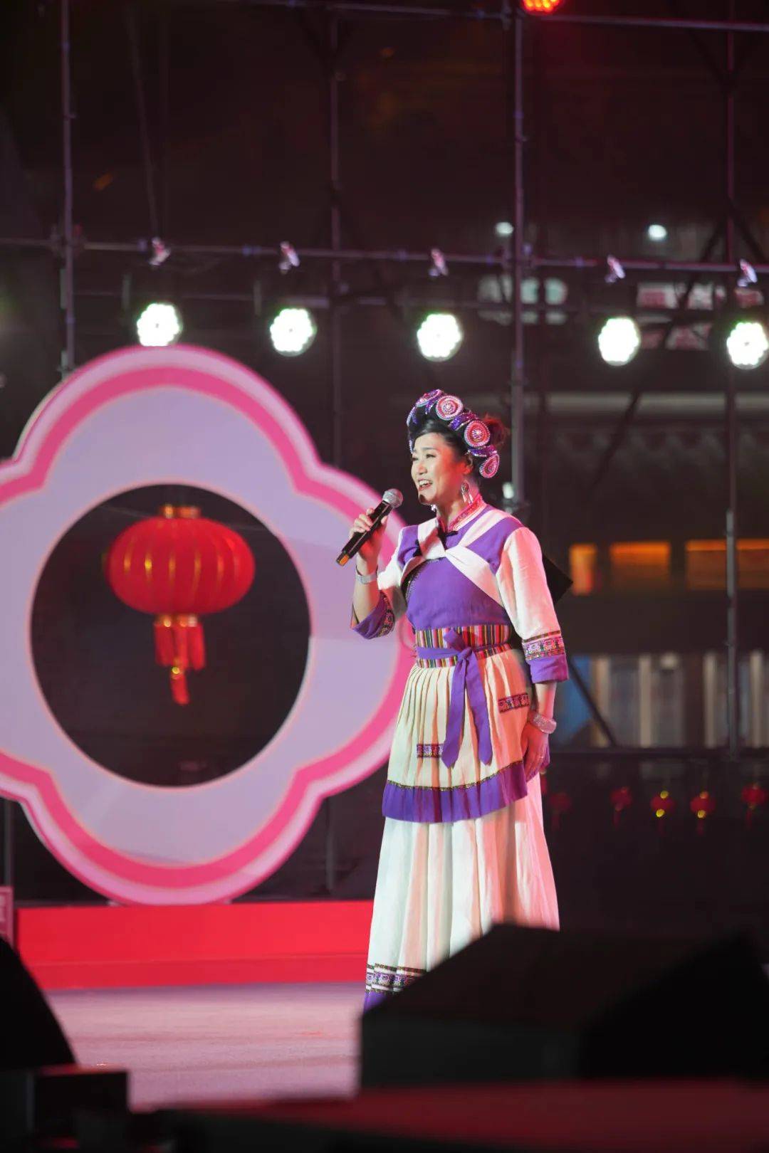 歌手和锦带来《纳西酒歌》,既展示了丽江的酒文化,也歌颂了丽江人的