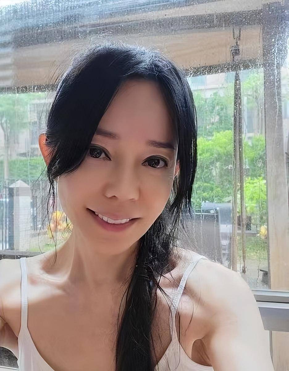 身段时尚的6位女星:本是50岁大妈的年龄,却比20岁少女身材还好_钟丽缇