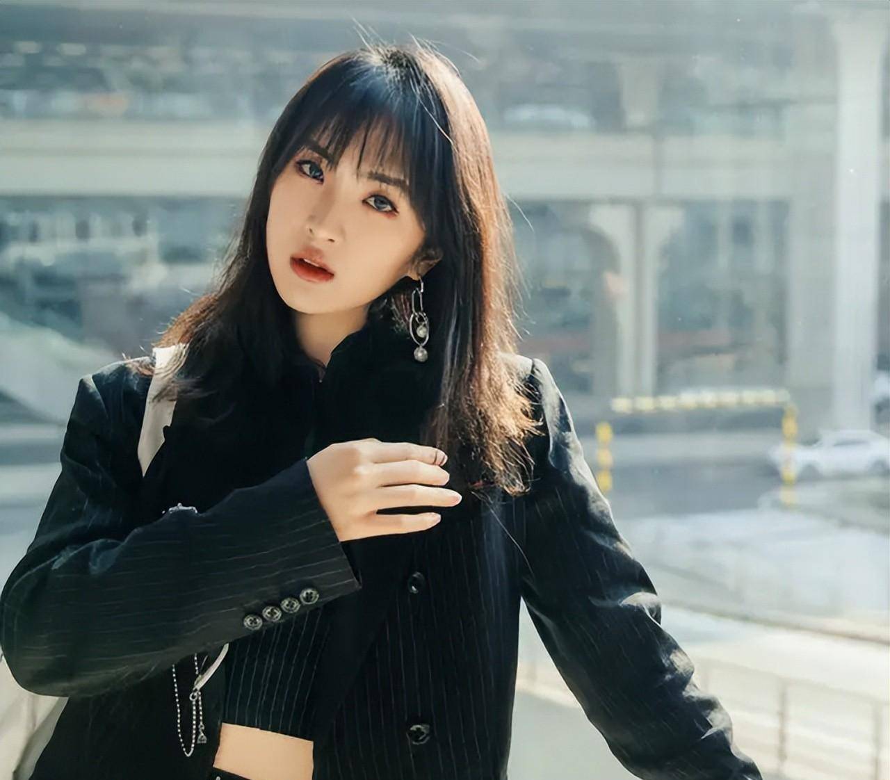 姚凌:任正非的第二任妻子,长相端庄,女儿姚安娜,如今是女明星_孟军