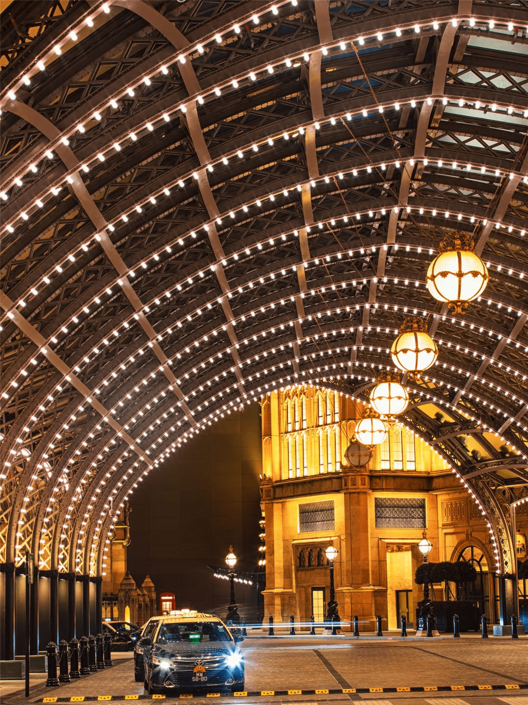 然后步行至伦敦人和喜来登附近,接着去威尼斯人和巴黎人那边拍摄