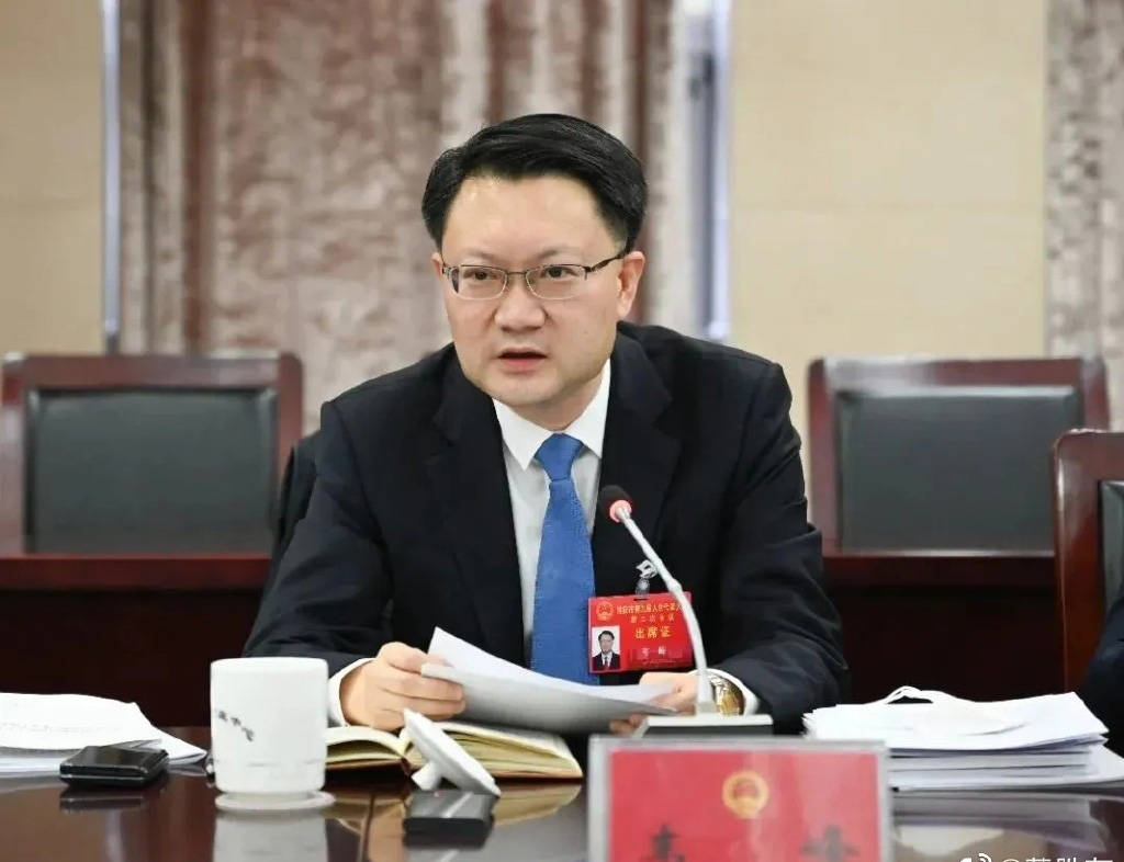 他们的结局都好不到哪里,韦峰40多岁,正是仕途前途无量的时候,出现