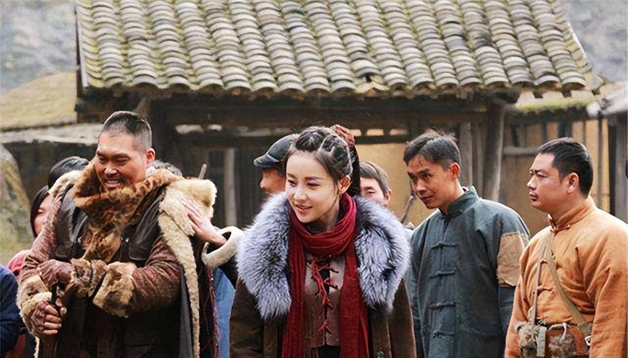 双枪女匪驼龙:16岁被卖进妓院,24岁时被枪毙,有人现场送她钱财_张素贞