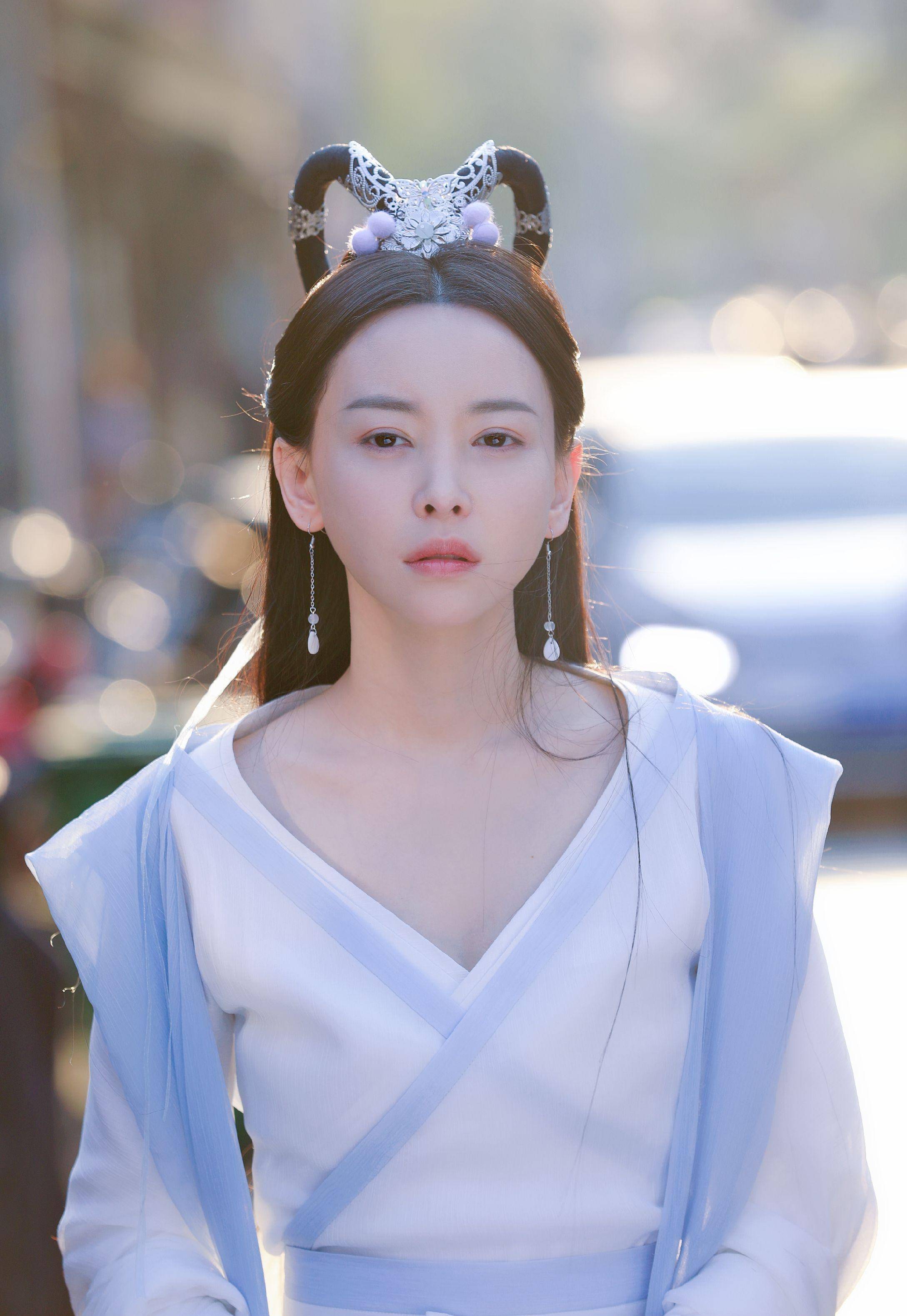 揭晓答案:这是于文文在《重回地球》演的嫦娥……惊不惊喜,意不意外?