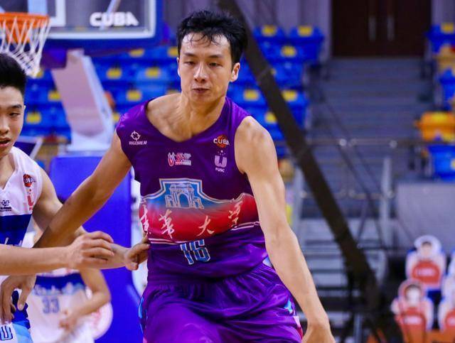 cba小将手指错位自己掰回来,场下紧急包扎继续比赛_郑祺龙_职业球员