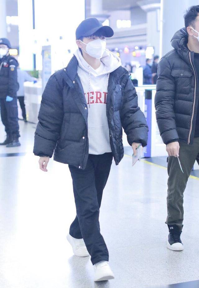 周深现身长沙机场 黑色棉服内搭连帽卫衣时尚阳光_中国_歌曲_节目