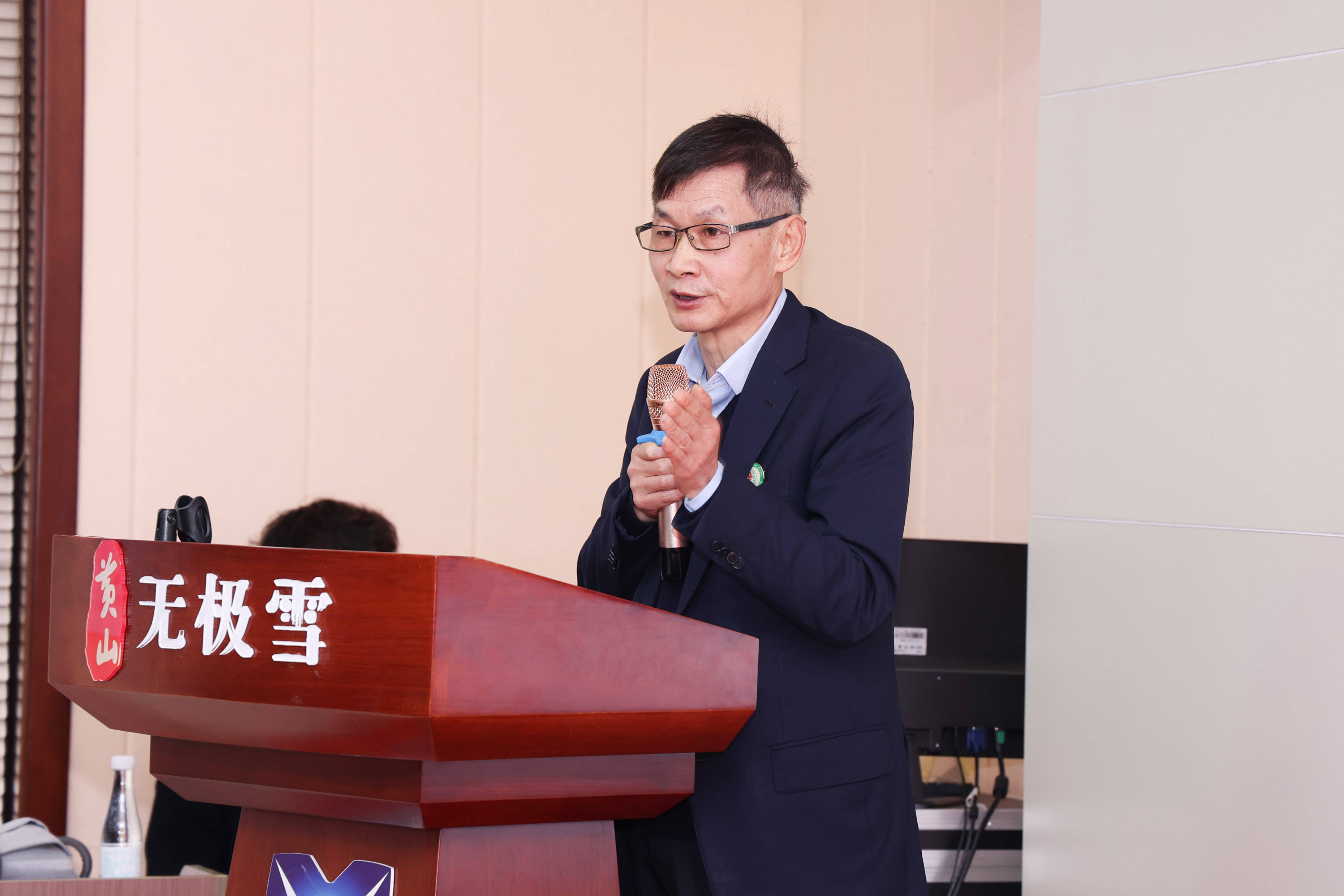 黄山无极雪食品有限公司董事长吴黎康先生做总结致辞:2022年是极度不