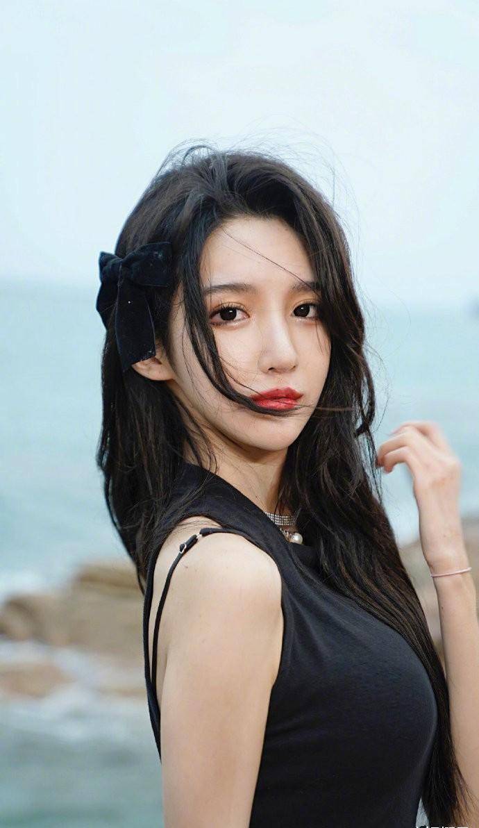 19岁女装网红大佬艾比变身 曾与男偶像暧昧 被网爆 被批整容 现终于