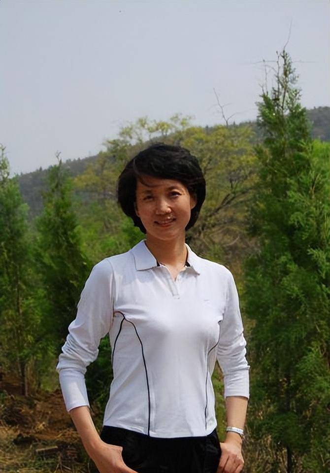 李修平:26年播音主持零差错,在42岁高龄嫁大10岁丈夫,一生无子_李秀萍