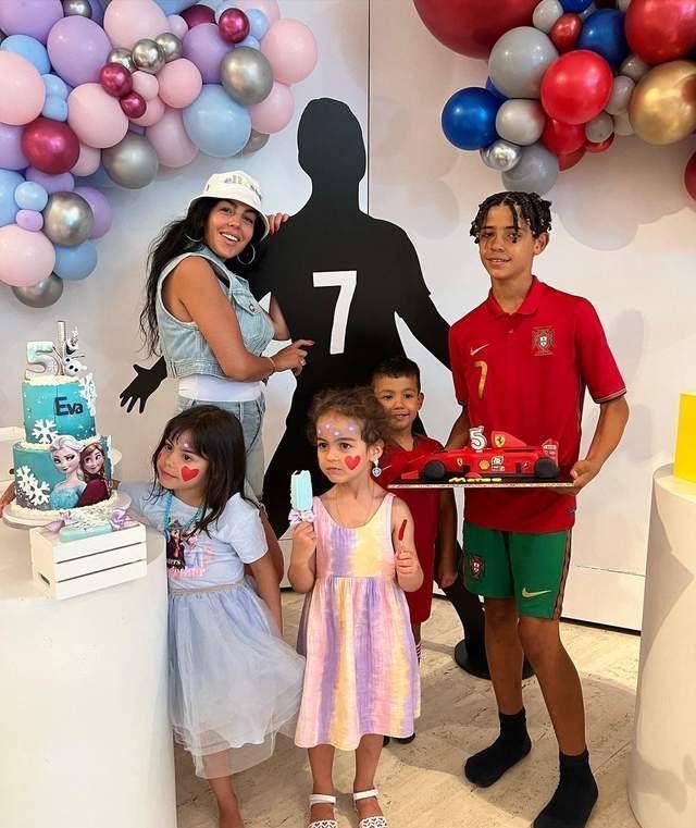 而右边的则是迷你罗和阿休娜,后者是乔治娜所生的大女儿.