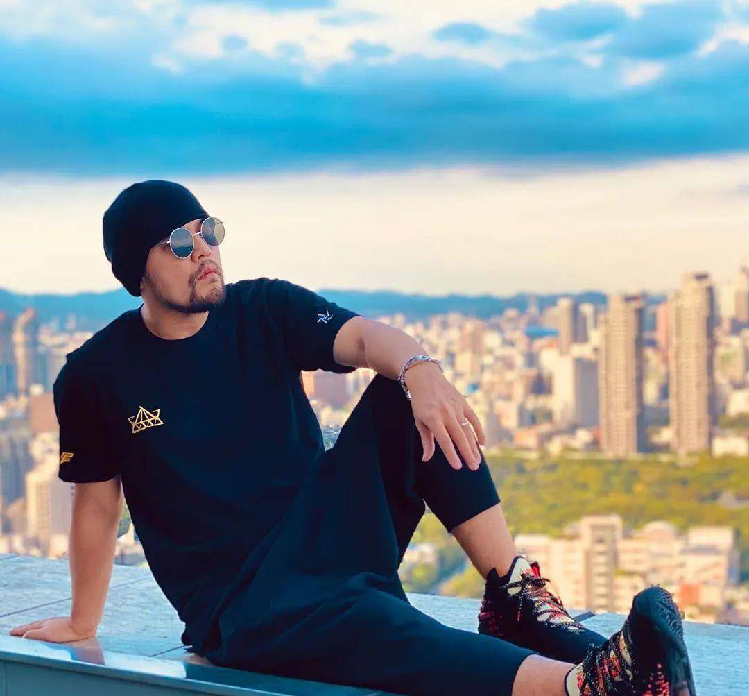 周杰伦 x nike lebron 17联名鞋款曝光,中国风配骚粉色成亮点!