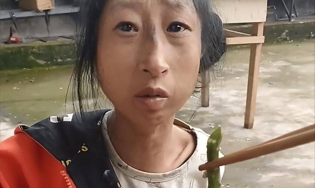 她是一个让人见到就不由得生起怜悯之心的"袖珍人",不但身高像个"侏儒