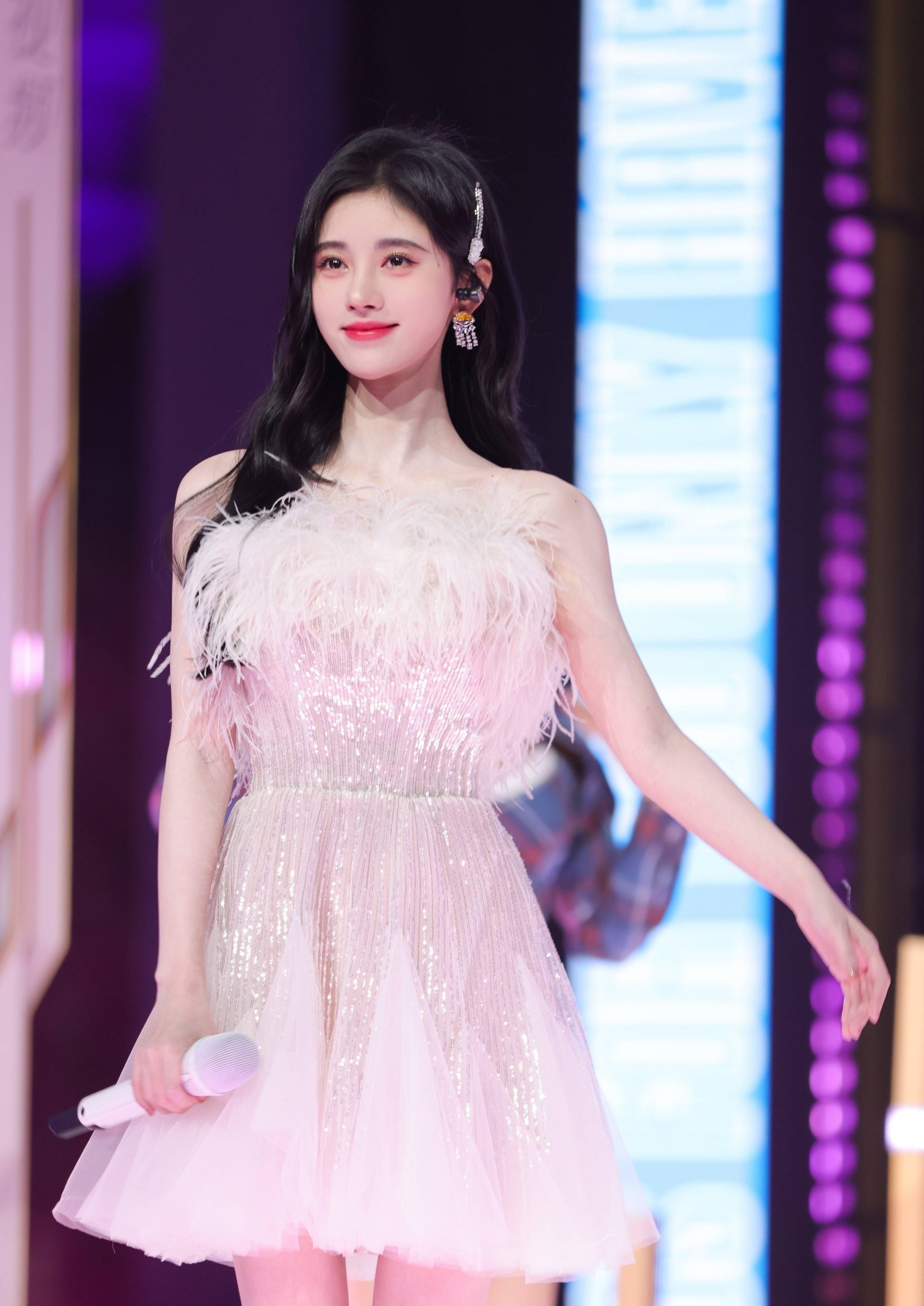 "四千年的美人"鞠婧祎,还在snh48组合的时候,王思聪就频频点赞鞠婧祎