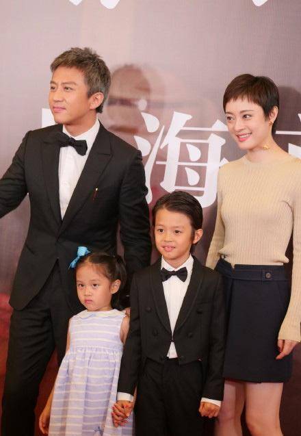 邓超一家四口走红毯儿女容貌曝光,小花等等一个随爸一个随妈_孙俪