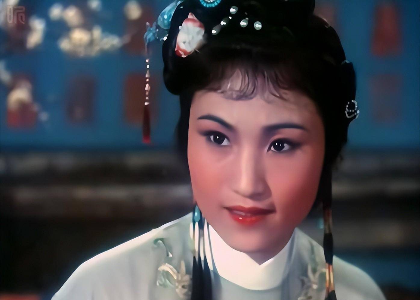 王文娟在越剧《红楼梦》中黛玉的扮相在两人恋爱初期,王文娟的名气还