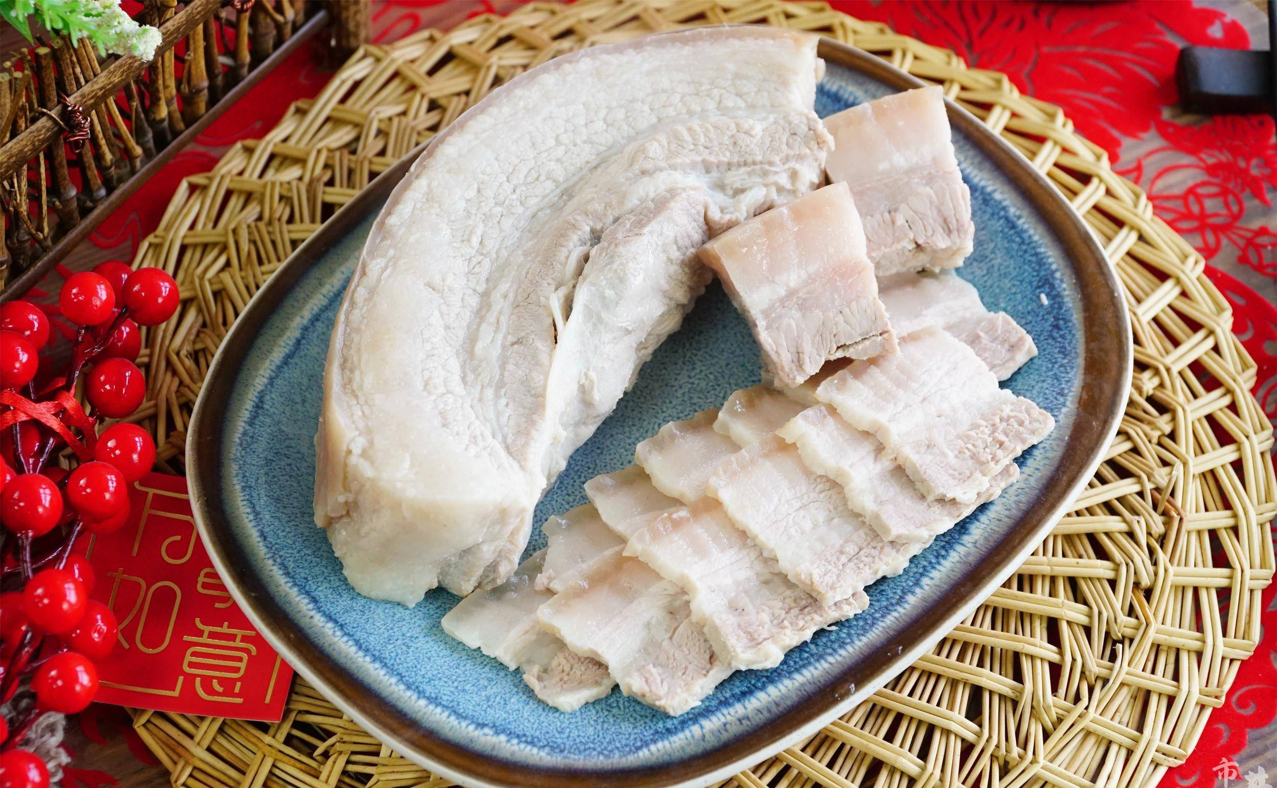 家户户都会煮一大锅猪肉排骨,然后做红烧肉,红烧排骨,两次——熟猪肉