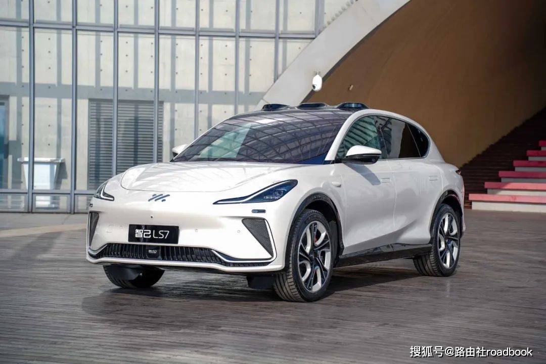 「驾控」与「奢享」,智己LS7征战细分市场的两个锚点_搜狐汽车_搜狐网