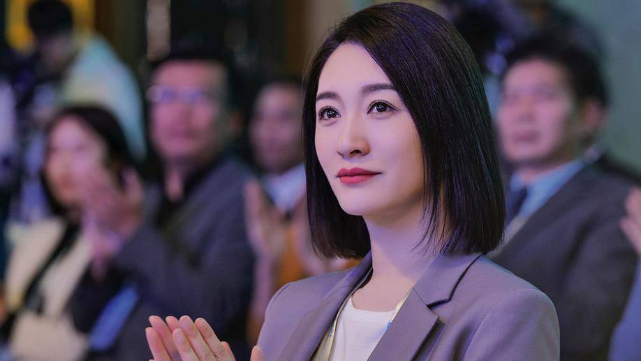 46岁李小冉生图曝光,和网图反差大,不老女神也要服老了!