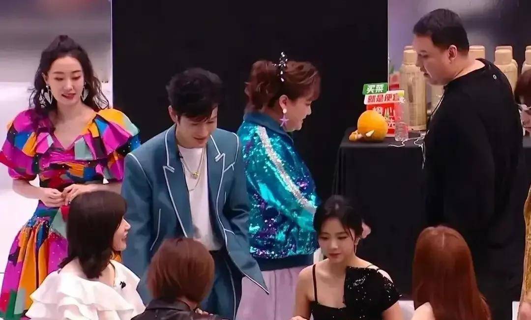 秦岚穿抹胸裙打麻将,与黄晓明同框,隔空聊天气氛好_baby_不知道_晚会