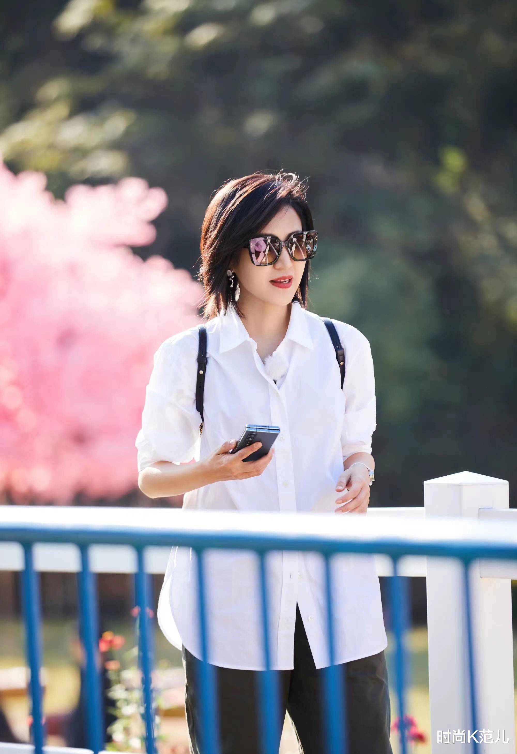 鲍蕾录节目造型很简约,仅仅白衬衫搭黑裤,干净清爽也显气质!