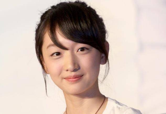 有种"长不大"叫周冬雨,如今瘦到像"小孩",真是让人心疼_明星_身材