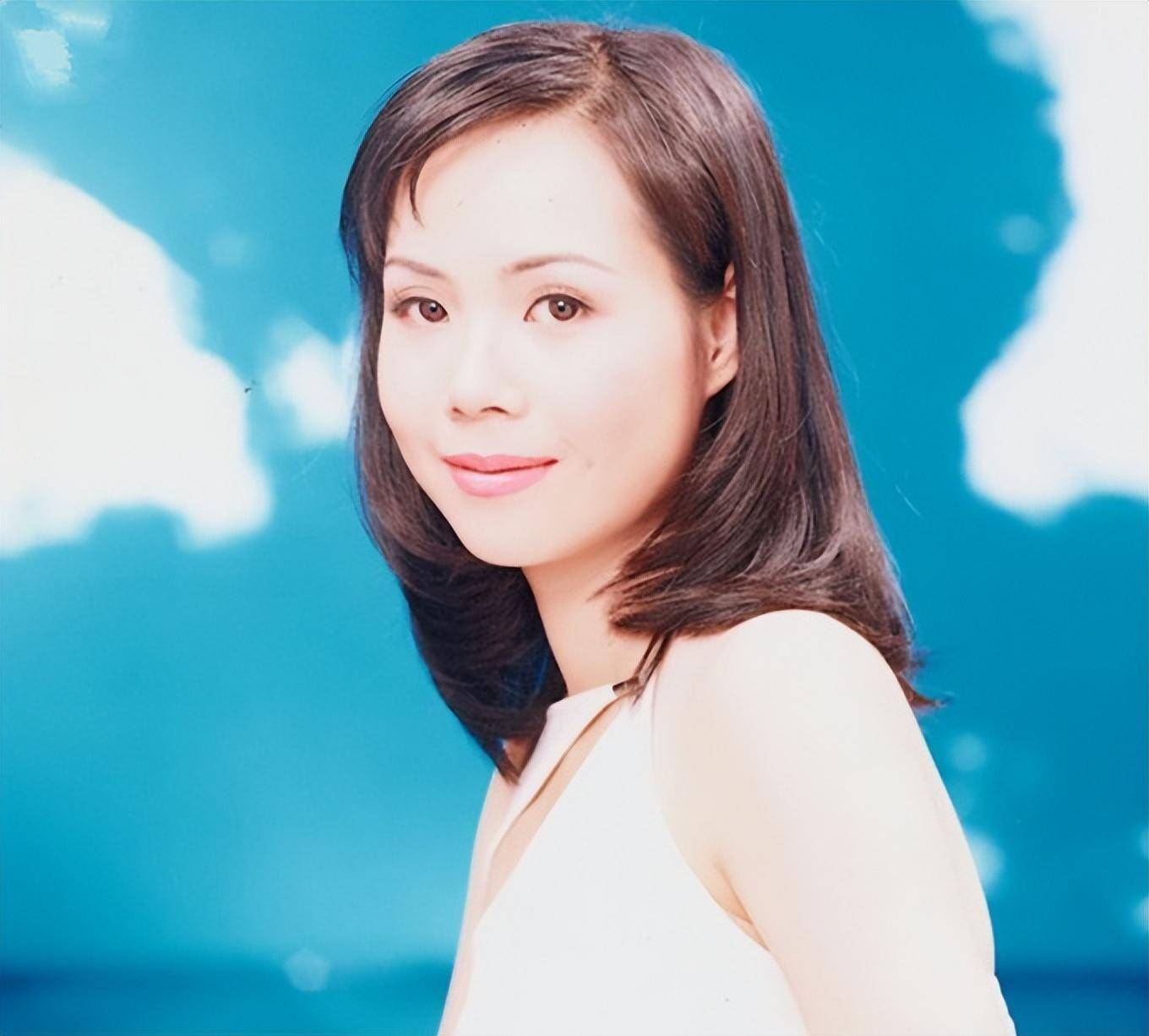 被刘銮雄骂蠢,吕丽君现身只字不提败光20亿传闻,断食2天状态好_亏损