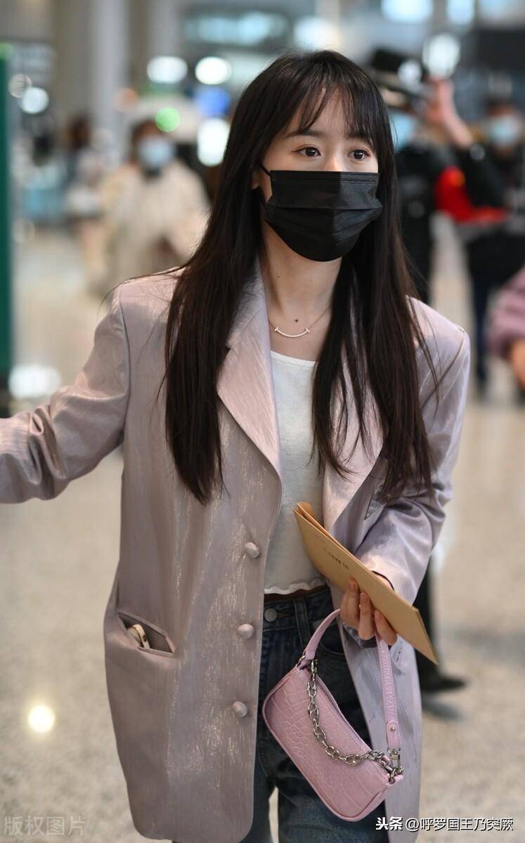街拍:袁冰妍穿西装外套配白色背心搭牛仔裤,尽显简约时尚_上海_机场