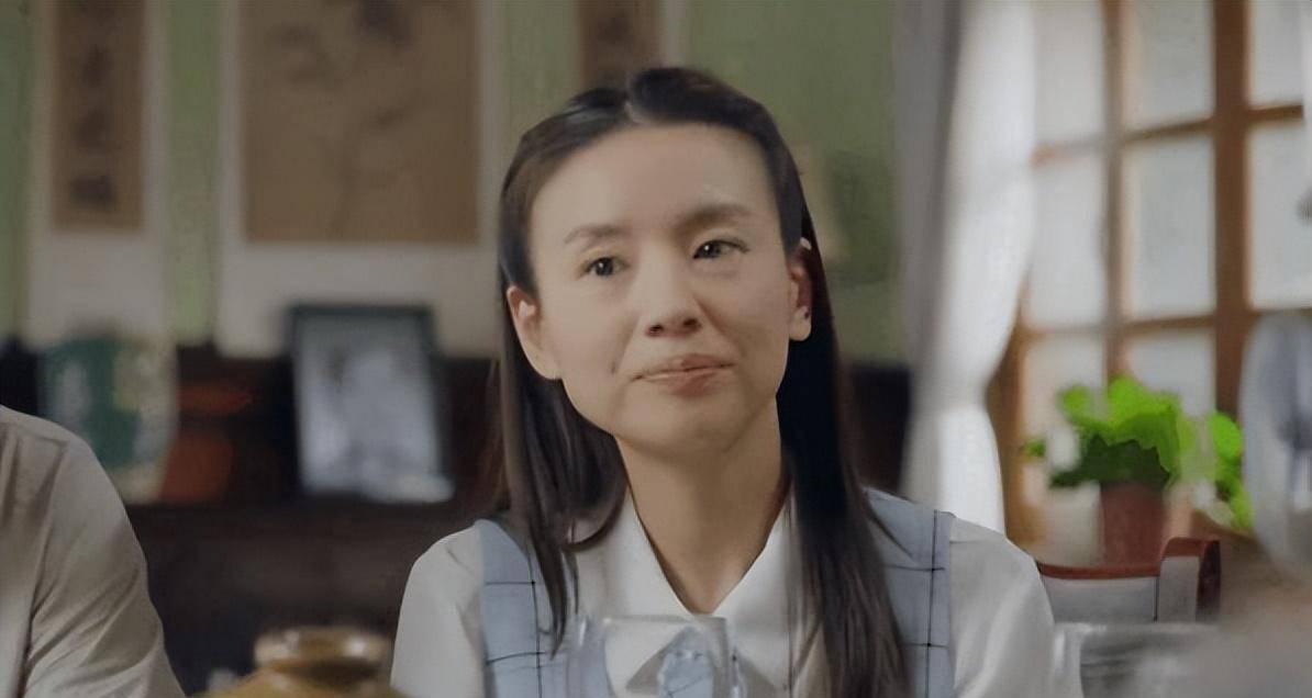 但是这样的董洁却还是选择在《澳门人家》中"硬凹少女",厚厚的滤镜也