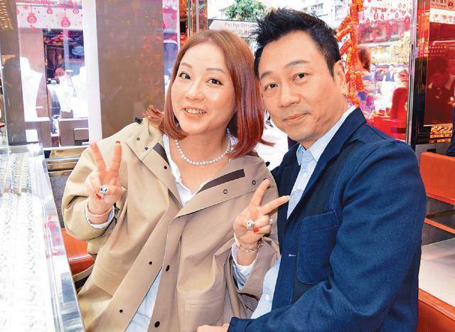 54岁黎耀祥陪妻子购物庆生,他坐在柜台前观看任由女方挑选礼物_太太
