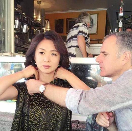 变性手术,与德国老公一见钟情,如今51岁幸福惹人羡慕_金星_汉斯_孩子