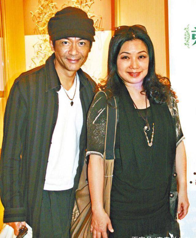 55岁江华与大8岁妻子同行购物,一路打情骂俏把女方宠成女王!