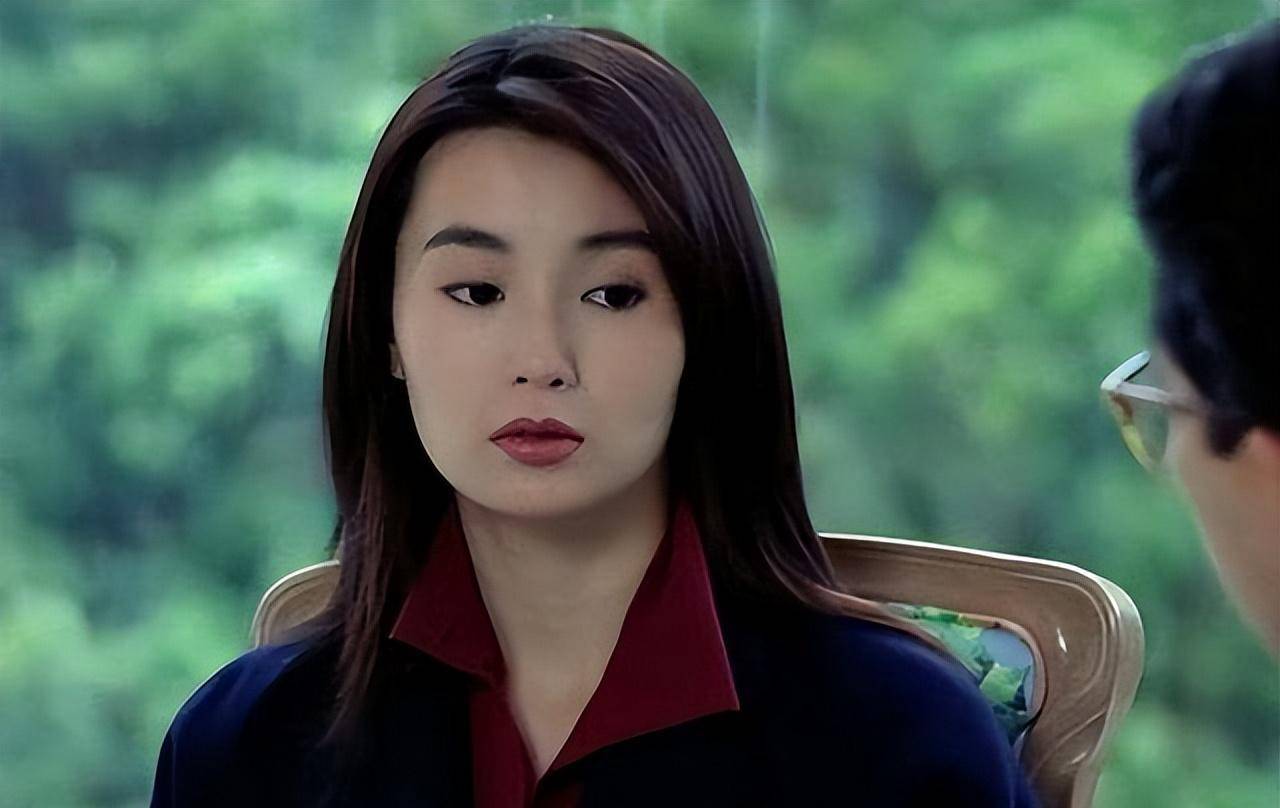 58岁张曼玉:骨瘦如柴,穿19元地摊货,现今和一只狗狗相伴?