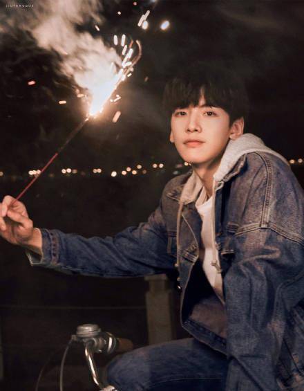 r1se成员夏之光翟潇闻亲密互动,引发大家热议_网友_组合_事情