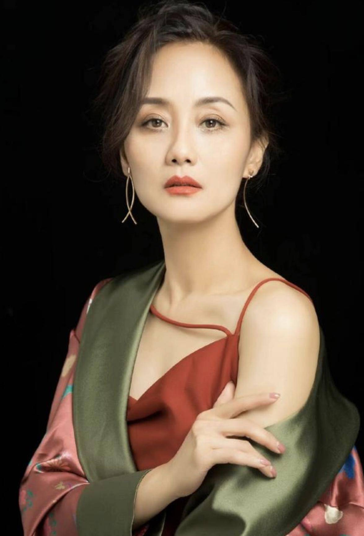 56岁知名女星独自坐高铁回家过年,肤白貌美无皱纹,万元包装杂物_李颖