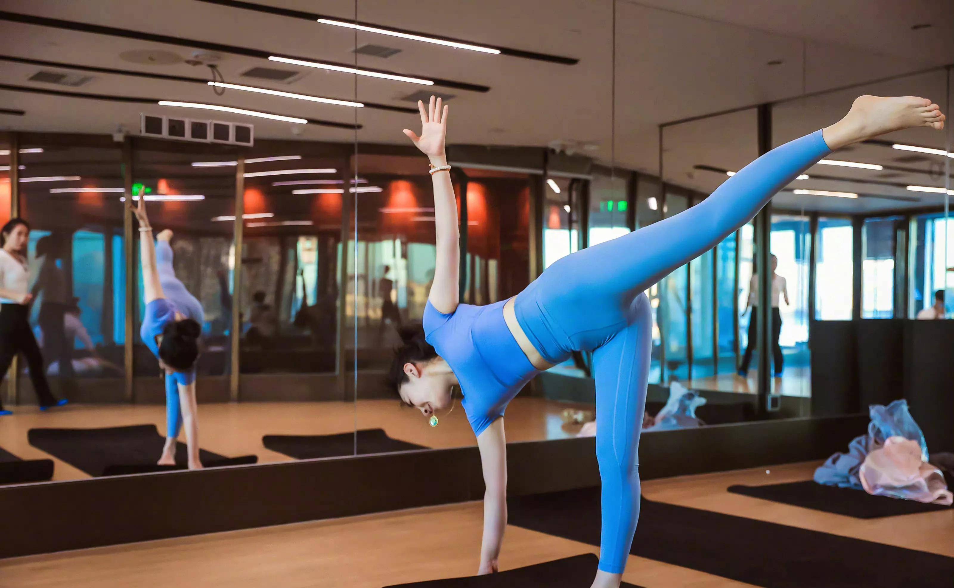 45岁黄奕终于对自己下"狠手"了,成功逆袭为人生赢家_网络_图片_健身