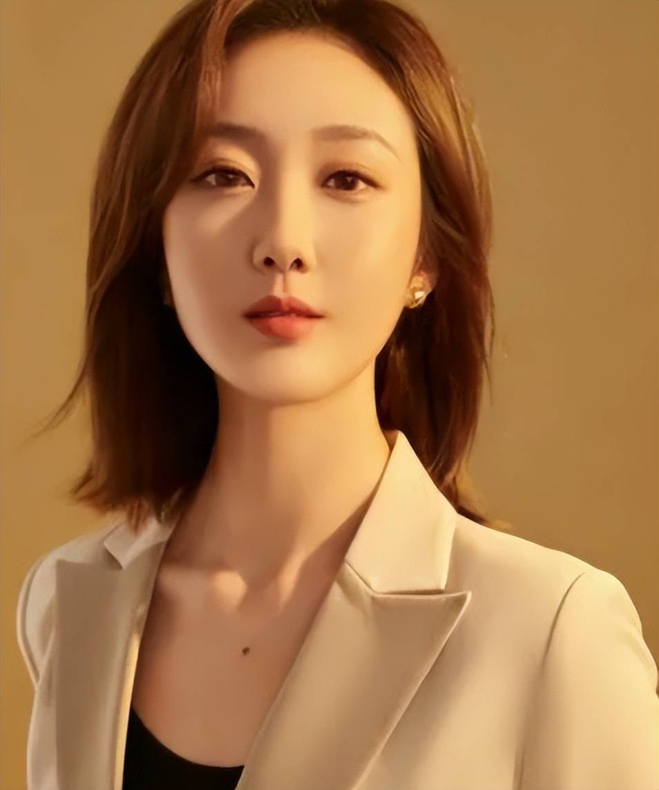 新人王嘉宁亮相央视,干练短发尽显落落大方,学历却略显逊色_能力_艺术