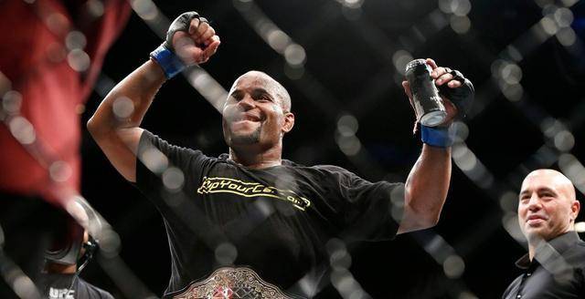 爱吃炸鸡的"黑球"科米尔,ufc重量级冠军,悲欣交集的人生_比赛_蒂普