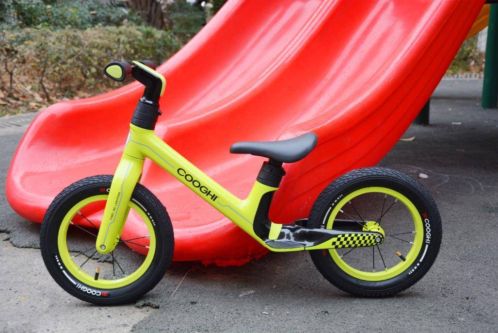 平衡车还需要组装一下,但也不用担心,它车身都是安装好的,只用把把手