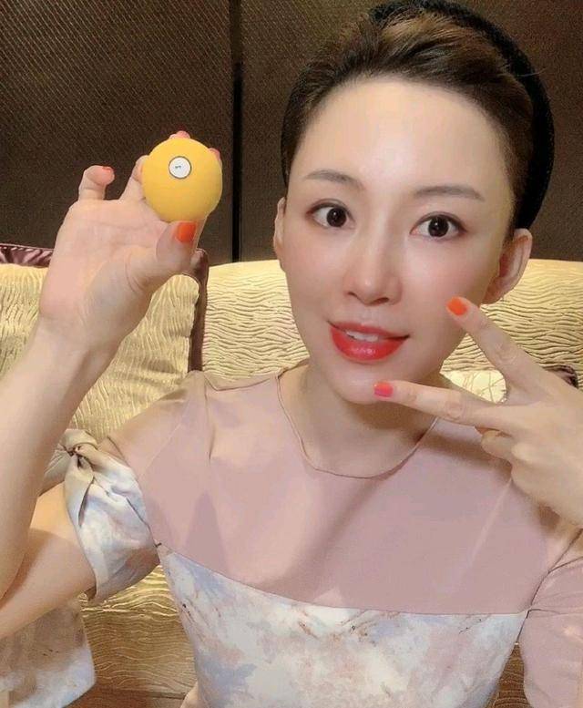 潘晓婷化身台球教练!皮肤宛如少女!_运动_中国_比赛