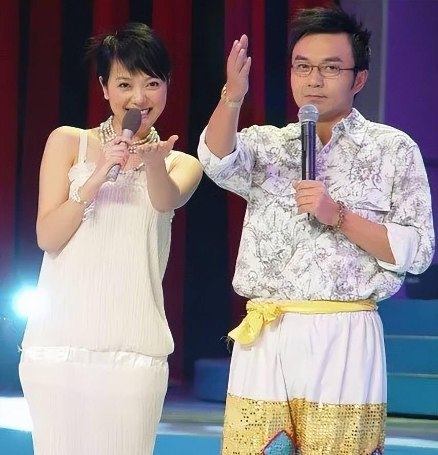 女主持人原现状:离职,直播,边缘化,谁也做不了姐姐_杨乐乐_谢娜_舒高